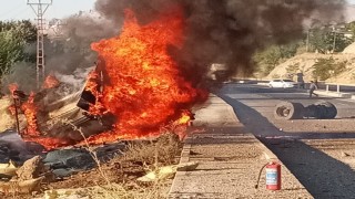 Malatyada otobüs ile çarpışan tır devrilip alev alev yandı: 1 yaralı
