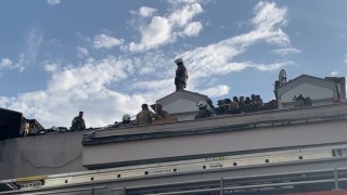 Maltepede 3 katlı binanın çatı katı alev alev yandı