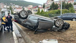 Maltepede yağış kazayı beraberinde getirdi: Otomobil direğe çarpıp ters döndü