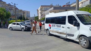 Manavgatta okul servisi ile otomobil çarpıştı: 2 yaralı