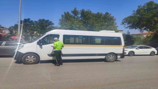 Manisada 2 okul servis aracı trafikten men edildi