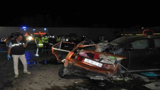 Manisada feci kazada otomobil ikiye bölündü: 1i çocuk 5 ölü, 6 yaralı