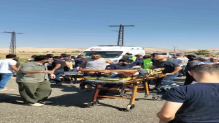 Mardinde hafif ticari araç ile motosiklet çarpıştı: 4 yaralı