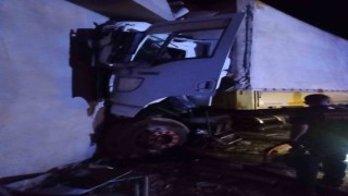 Mardinde kontrolden çıkan tır eve daldı: 1 ağır yaralı