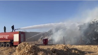 Mardinde mısır balyalarının bulunduğu tarlada çıkan yangın söndürüldü