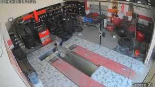 Mardinde oto lastikçide çocuğun çukura düşme anı güvenlik kamerasına yansıdı