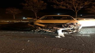 Mardinde otomobil demir bariyerlere çarptı: 1 yaralı