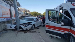 Mardinde otomobil reklam panosu direğine çarptı: 1 yaralı
