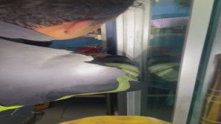 Marketin soğutma dolabına giren yılanı, itfaiye yakaladı