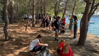 Marmariste öğrenciler karadan, polis dalgıçlar denizden temizlik yaptı