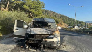 Marmariste turistleri taşıyan minibüs alev aldı