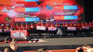 MCBÜlü öğrenciler ödülünü Cumhurbaşkanı Erdoğandan aldı