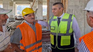 Mersin Valisi Toros, Tarsusta yapımı süren eğitim yatırımlarını inceledi