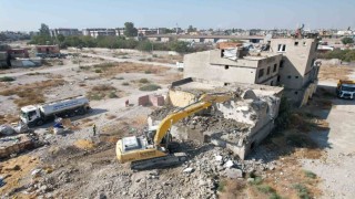 Mersinde 2 katlı metruk bina kontrollü şekilde yıkıldı