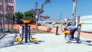 Mersinde çocuk oyun parklarının eksikleri gideriliyor, yeşil alanlara bakım yapılıyor