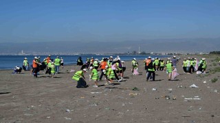 Mersinde Dünya Temizlik Gününde sahiller çöpten arındı