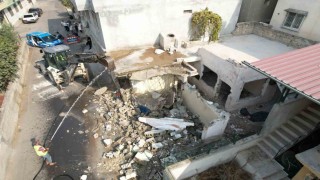 Mersinde metruk bina kontrollü şekilde yıkıldı