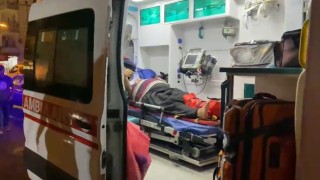 Mersinde otomobil ile motosiklet çarpıştı: 2 yaralı