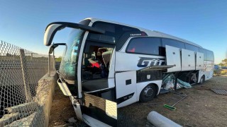 Mersinde yolcu otobüsü refüje girdi: 13 yaralı