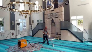 Mersindeki camilerde temizlik çalışmaları sürüyor