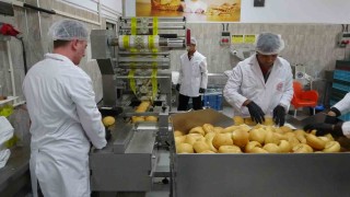 Meslek lisesinde ekmek üretimi, genç ustalar iş başında