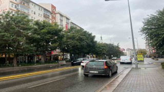 Meteorolojinin uyarısını dikkate almayan vatandaşlar yağmur altında kaldı