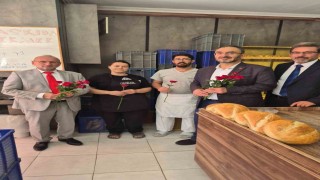 Mevlit Kandilini gül dağıtarak kutladılar