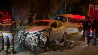 Minibüs ile otomobil çarpıştı: Ağaca çarparak durabildi!