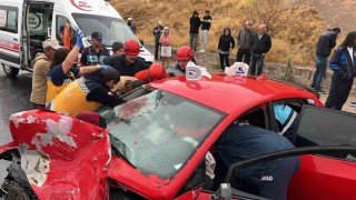 Minibüs ile otomobil kafa kafaya çarpıştı: 1i ağır 6 yaralı