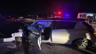 Minibüs ile otomobil kafa kafaya çarpıştı; 9 yaralı