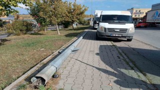 Minibüs, yıkılan direkten santimlerle kurtuldu