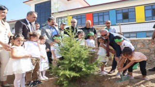 Minik öğrenciler, fidan dikerek okula başladı