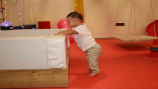 Minik Yağızın ilk adımları ailesine bayram yaşattı