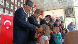 Minik yürekler, gazi dedelerini unutmadı