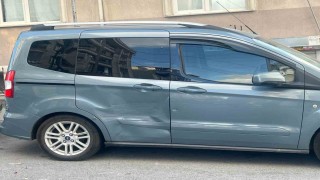 Motorla ön kaldıran gençler, park halindeki arabaya girdi