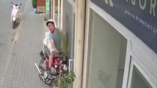 Motosiklet iş yerine girdi, kask hayat kurtardı