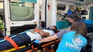 Motosiklet, park etmeye çalışan araca çarptı: 1 yaralı