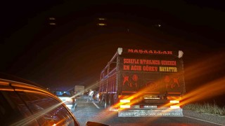 Motosiklet seyir halindeki tıra çarptı: 2 yaralı