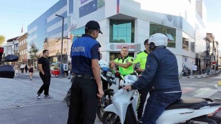 Motosiklet sürerken bir eliyle baklava taşımaya çalışan sürücüsü cezaya itiraz edemedi