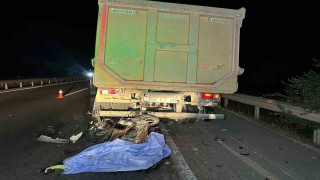 Motosiklet sürücüsü kamyona arkadan çarptı: 1 ölü