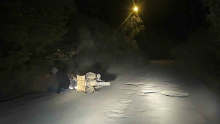 Motosikletli genç dereye uçmaktan son anda kurtuldu: Kaza anı kamerada