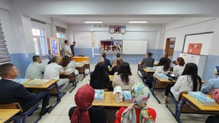 Müdür Yılmaz ve öğretmenler, Bakan Tekinin canlı yayınını takip etti