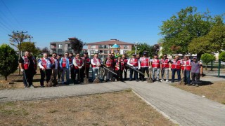 Müdürler Aziziye Çocuk Parkını temizledi