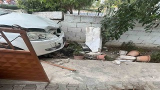 Muratlıda otomobil bahçe duvarına çarptı