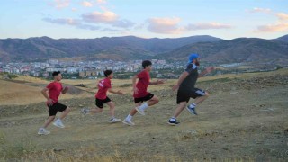 Muşta karate sporcuları dağ koşusuyla kondisyon artırıyor