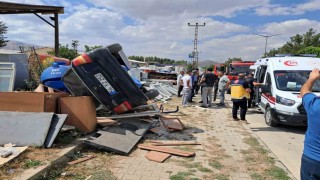 Muşta kontrolden çıkan otomobil hurdacıya girdi: 2 yaralı