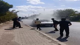 Muşta yanan otomobile beton mikseriyle müdahale