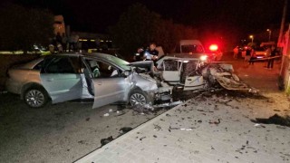 Nazillide çarpışan otomobiller hurdaya döndü: 8 yaralı