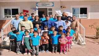 Nazillide öğrenciler zeytin fidanlarını toprakla buluşturdu