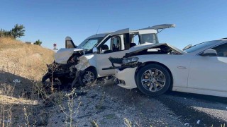 Nevşehirde iki araç kafa kafaya çarpıştı: 14 yaralı